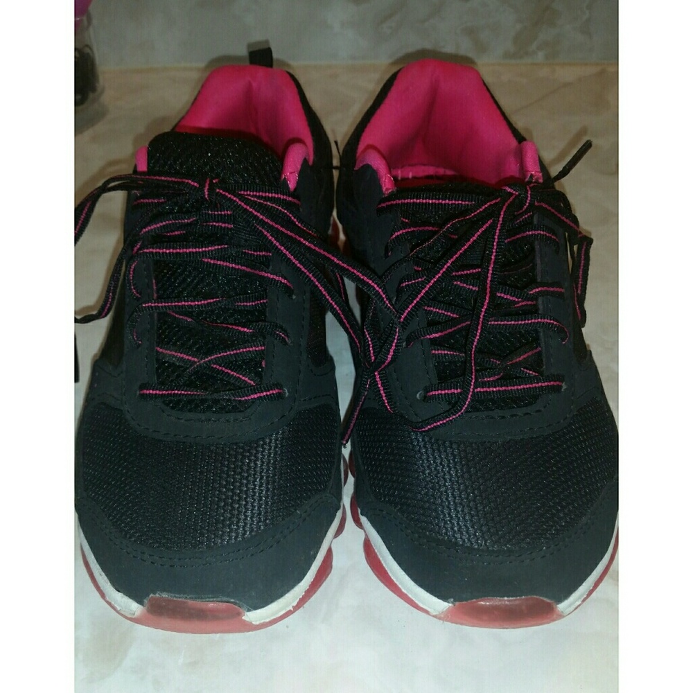Like new size 7 memory foam athletic shoes